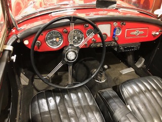 Belle petite MGA dans son jus, une auto pour rouler et avoir du plaisir, profiter du soleil et de la joie de vivre. La vie est courte.